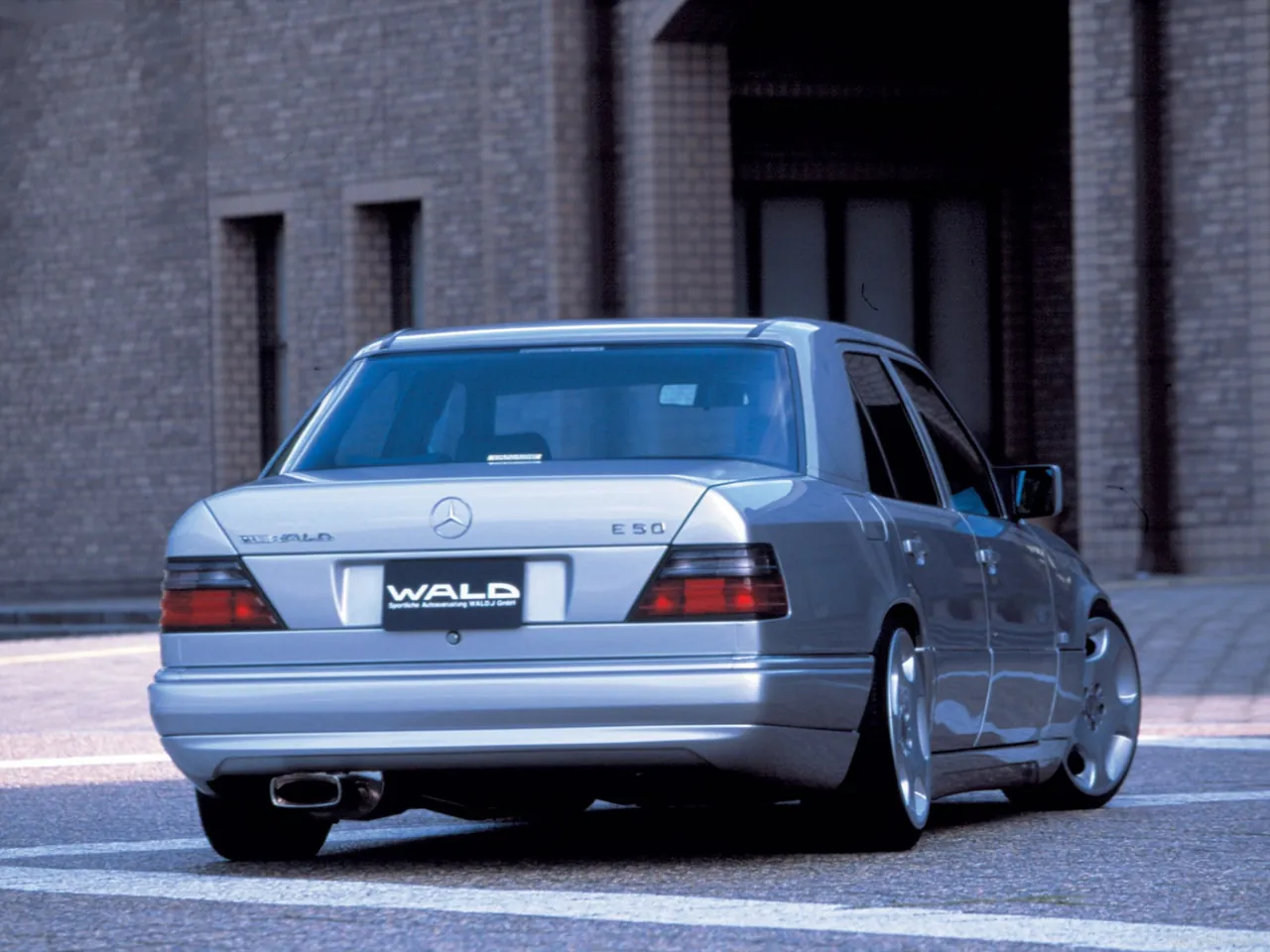 Wald Mercedes-Benz W124 E (1999) – zadní tříčtvrteční pohled