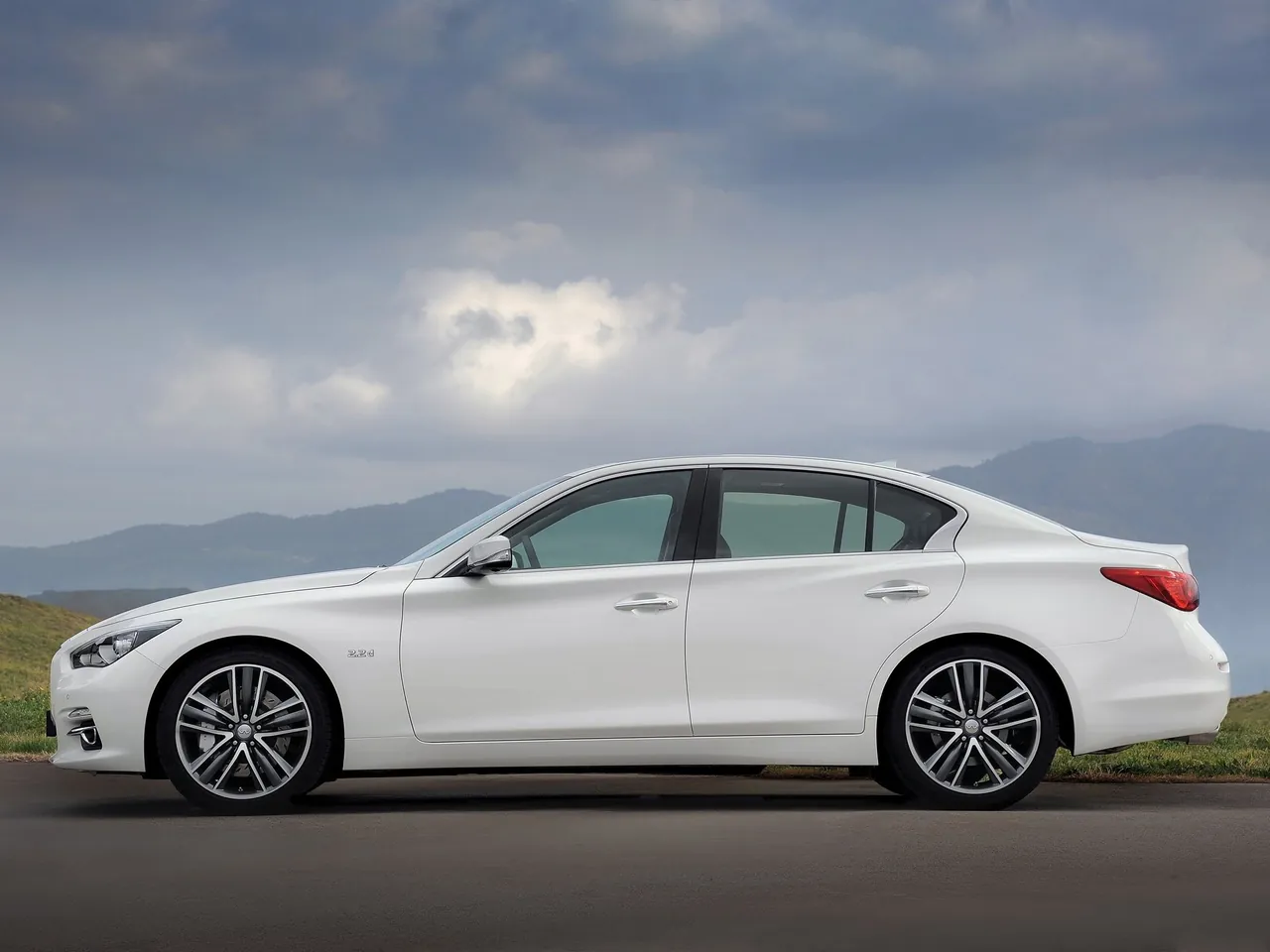 Infiniti Q50 (2014) – boční profil