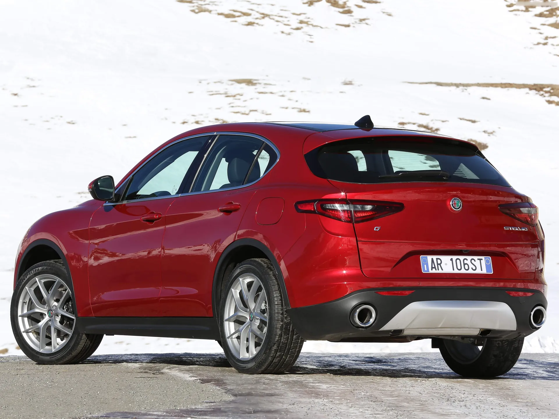 Alfa Romeo Stelvio (2018) - Rear Three-Quarter