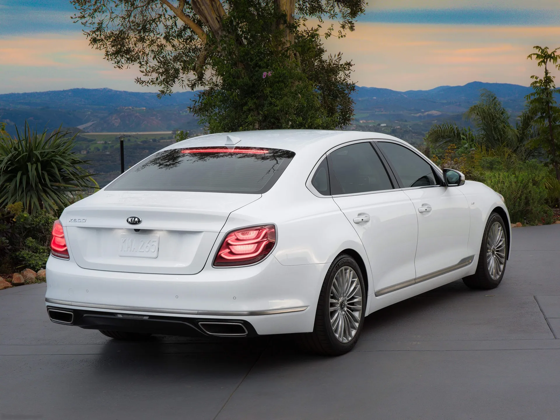 Kia K900 (2019) – zadní tříčtvrteční pohled