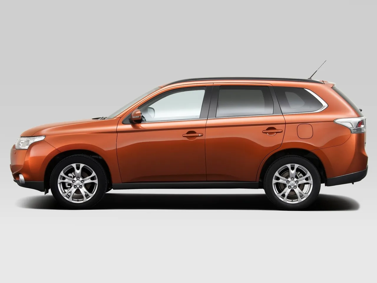Mitsubishi Outlander (2013) – boční profil