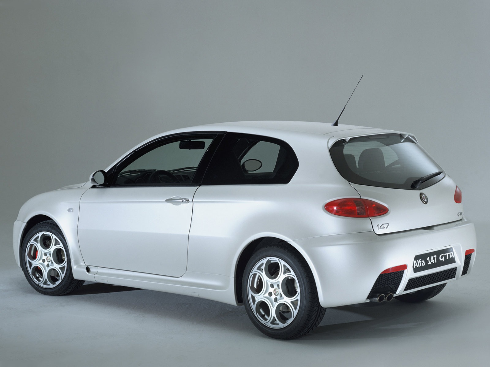 Alfa Romeo 147 GTA (2002) – zadní tříčtvrteční pohled