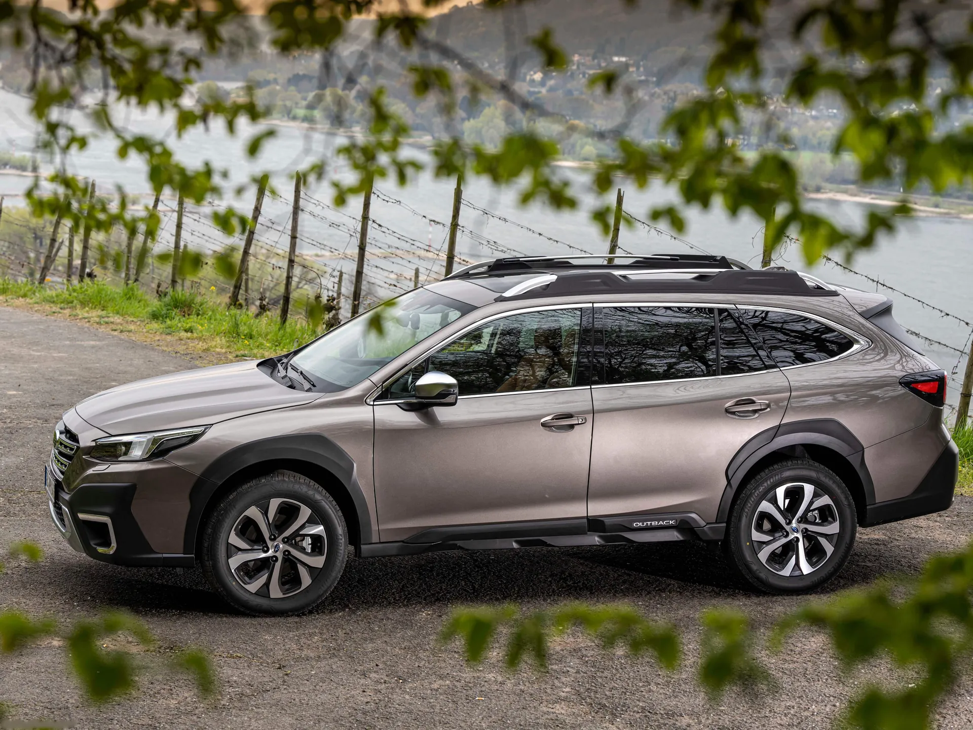 Subaru Outback [EU] (2021) – boční profil