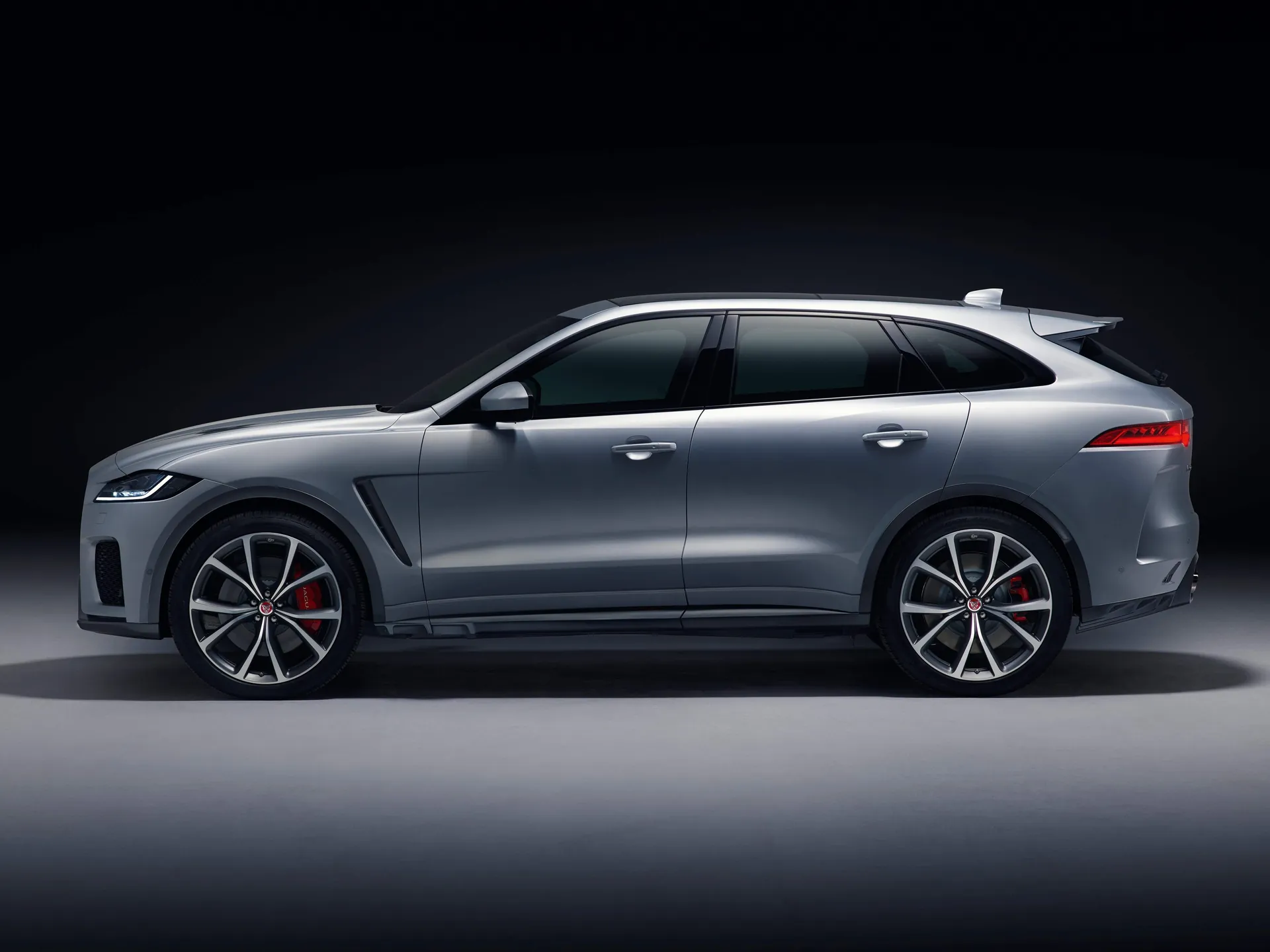 Jaguar F-Pace SVR (2019) – boční profil