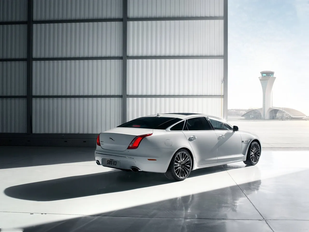 Jaguar XJ Ultimate (2013) – zadní tříčtvrteční pohled