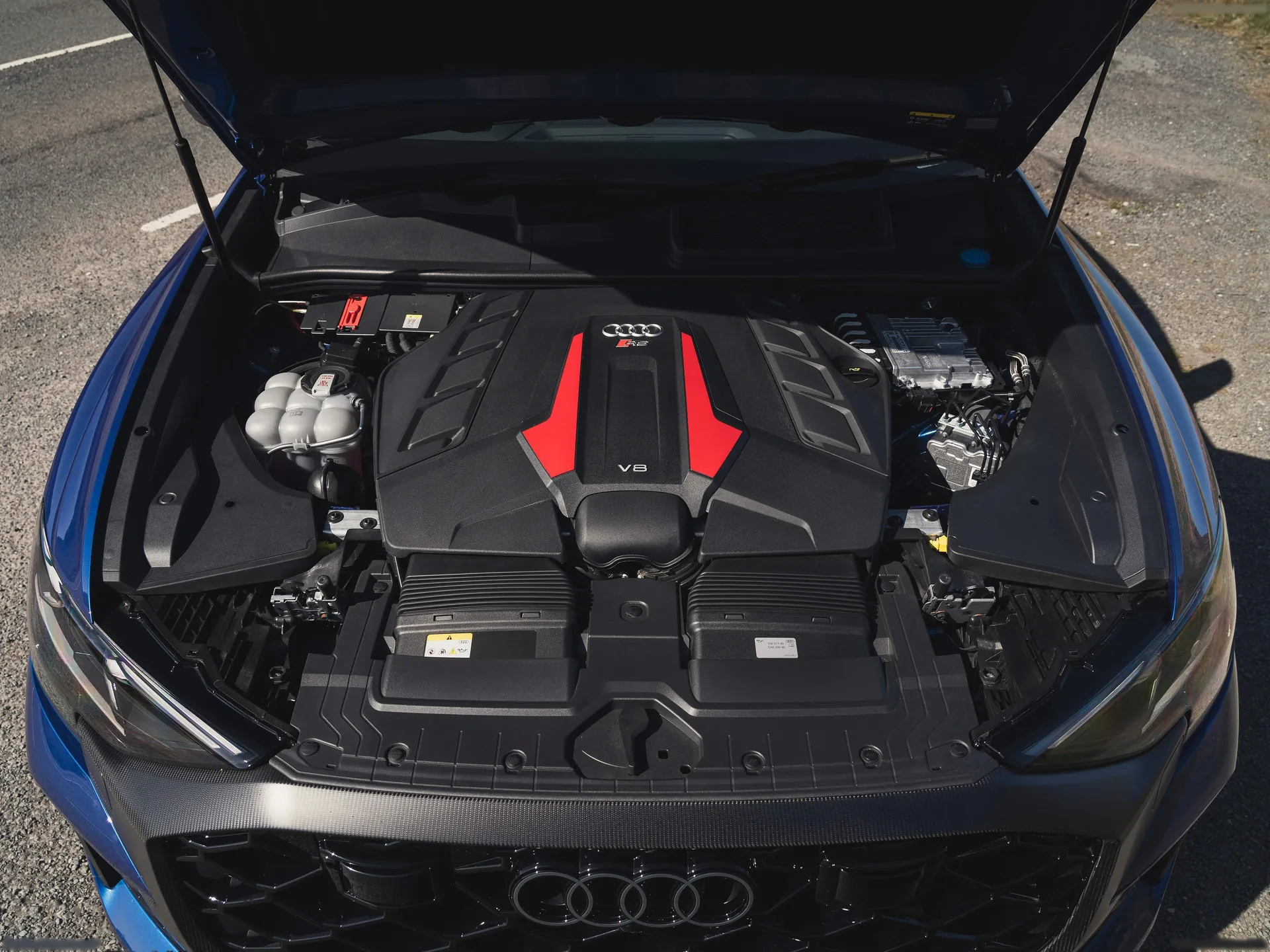 Audi RS Q8 performance [UK] (2025) – motorový prostor
