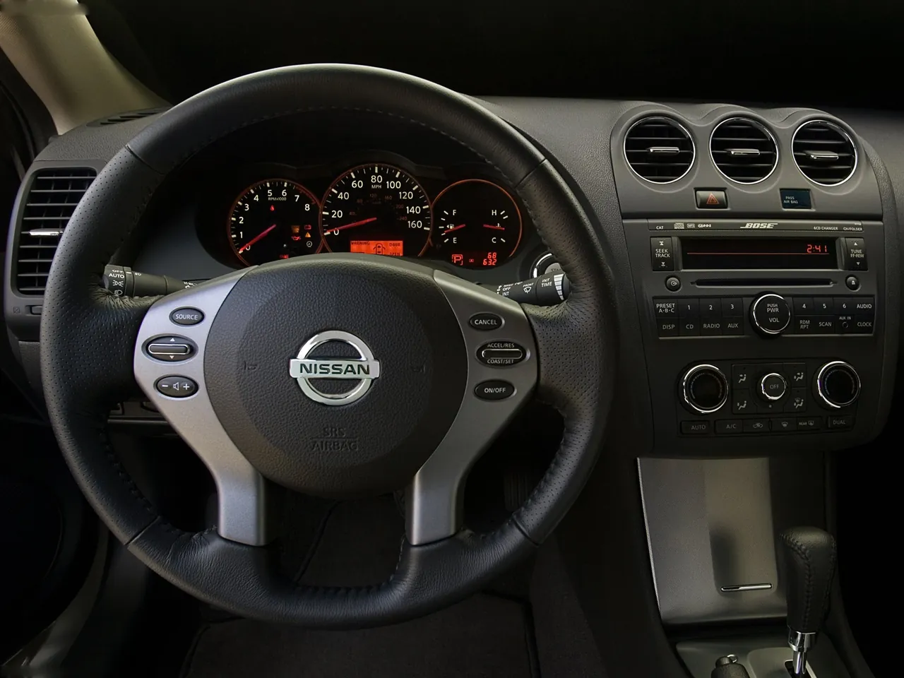 Nissan Altima Coupe (2008) – interiér