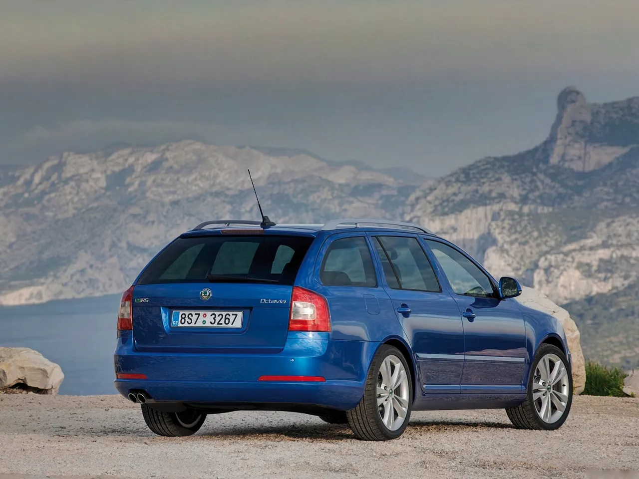 Skoda Octavia RS Combi (2010) – zadní tříčtvrteční pohled