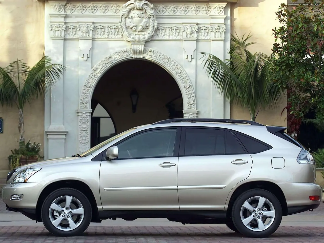 Lexus RX330 (2004) – boční profil