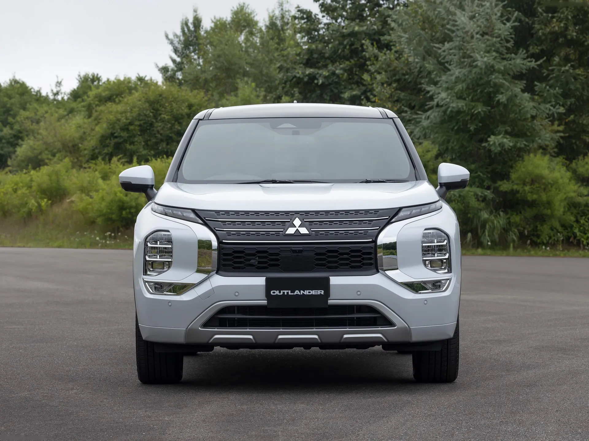 Mitsubishi Outlander PHEV (2022) - Front