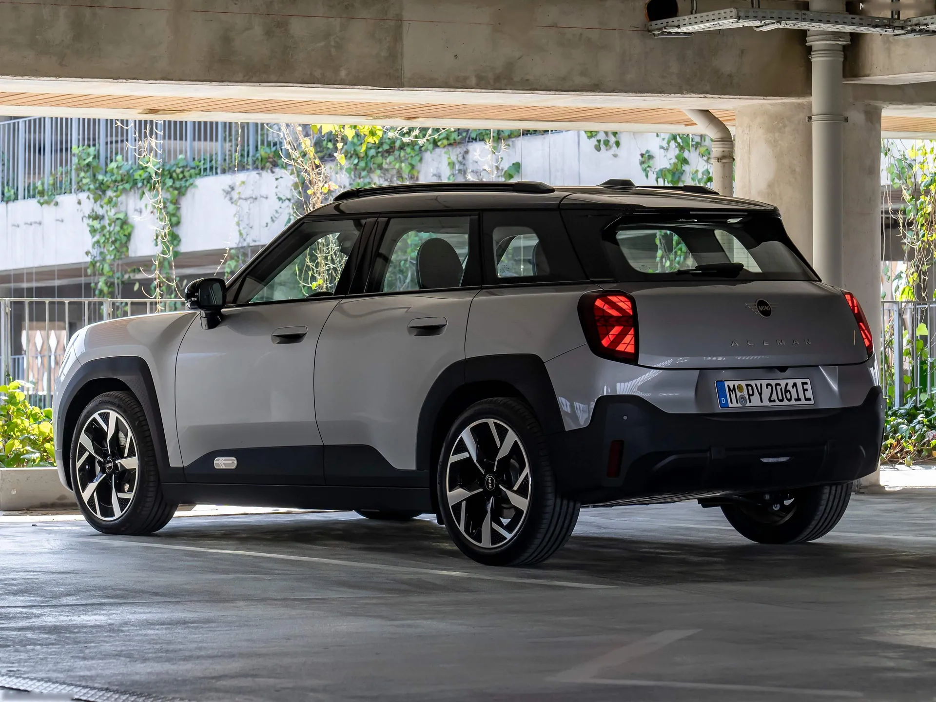 Mini Aceman E (2025) – zadní tříčtvrteční pohled
