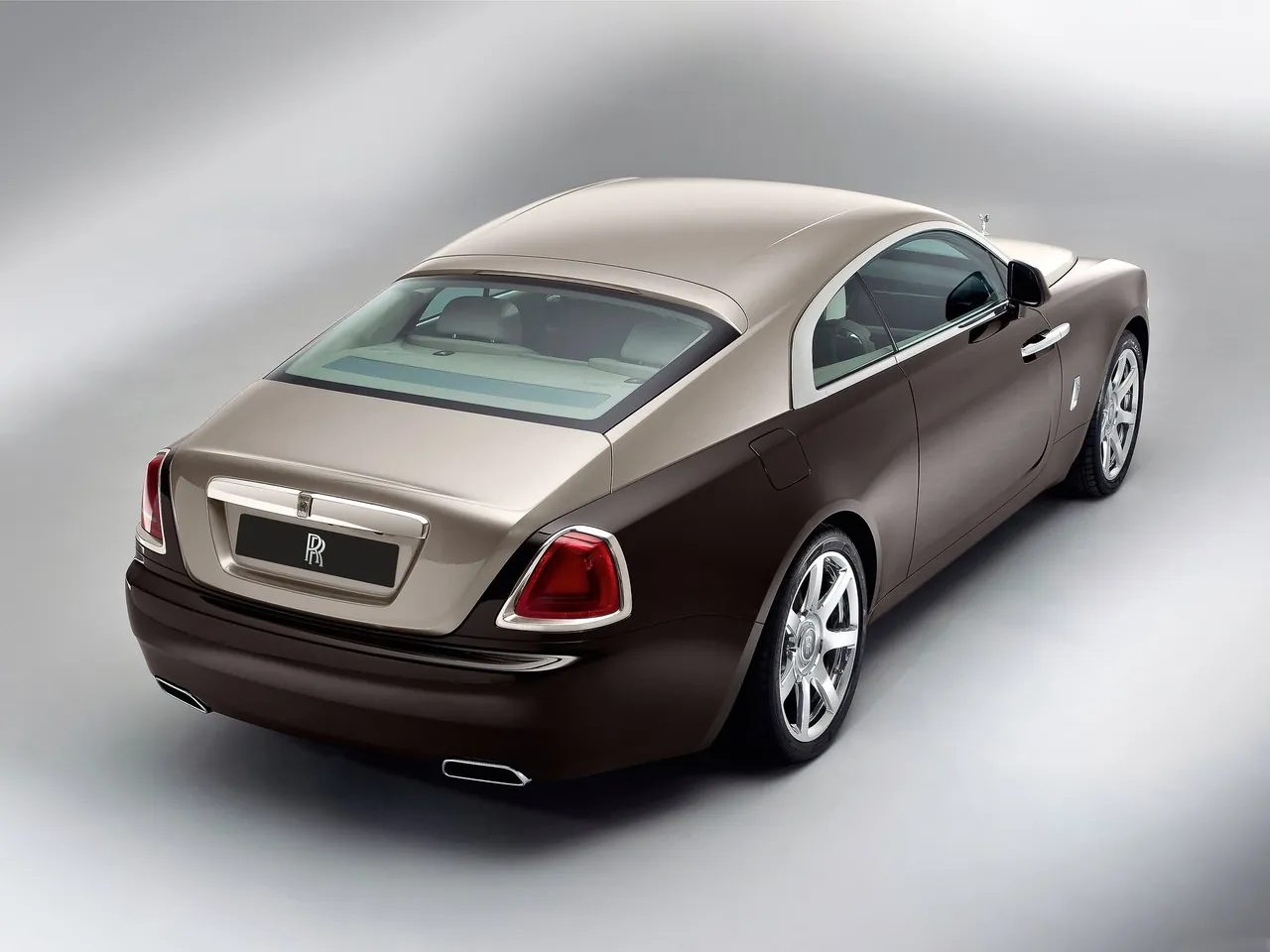 Rolls-Royce Wraith (2014) – zadní tříčtvrteční pohled