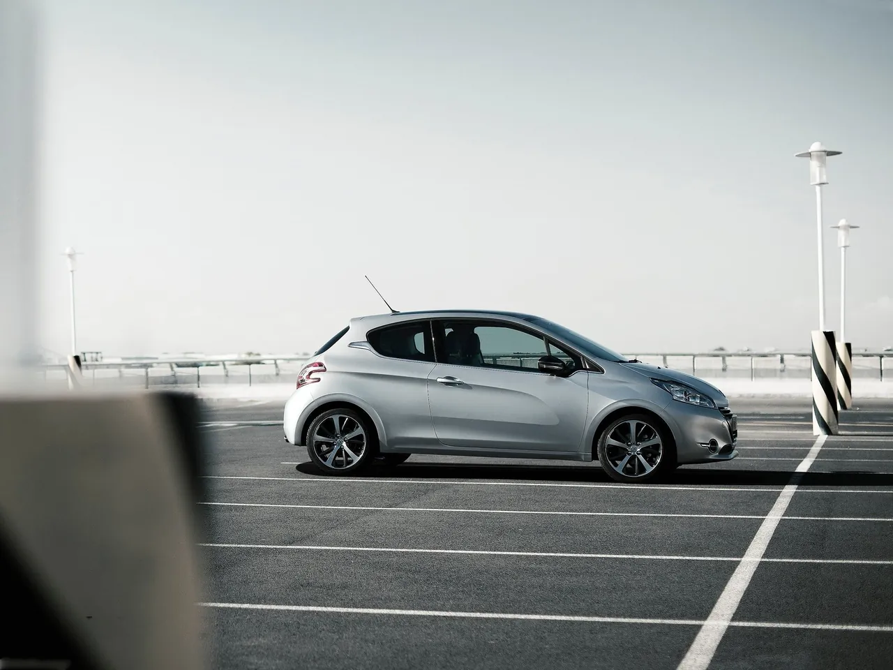 Peugeot 208 (2013) – boční profil