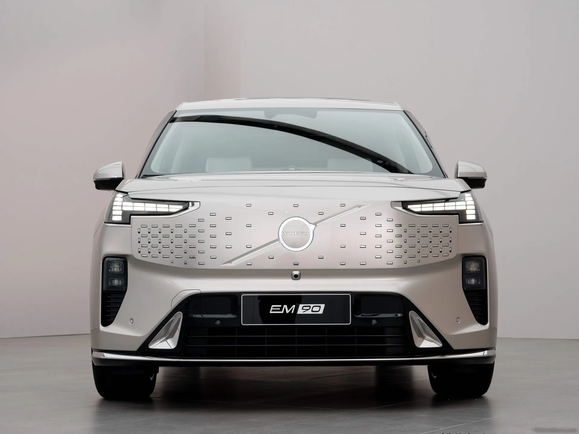Volvo EM90 (2024) – zepředu