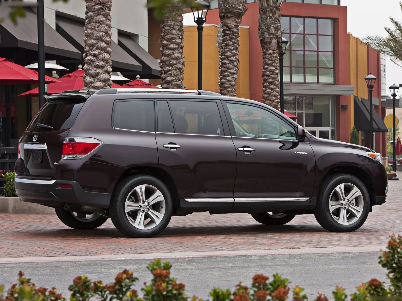 Toyota Highlander (2011) - Rear Three-Quarter