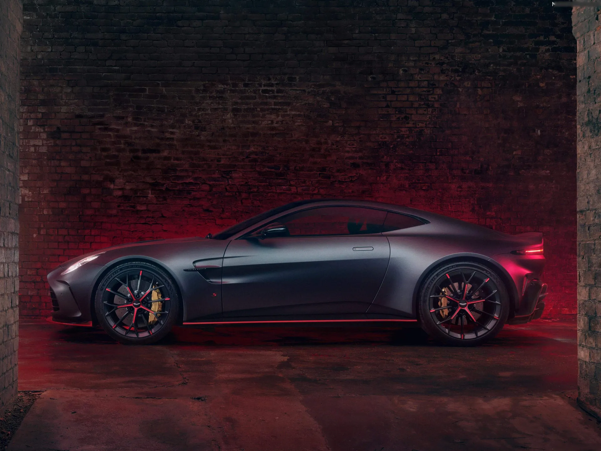 Aston Martin Vantage S (2026) – boční profil