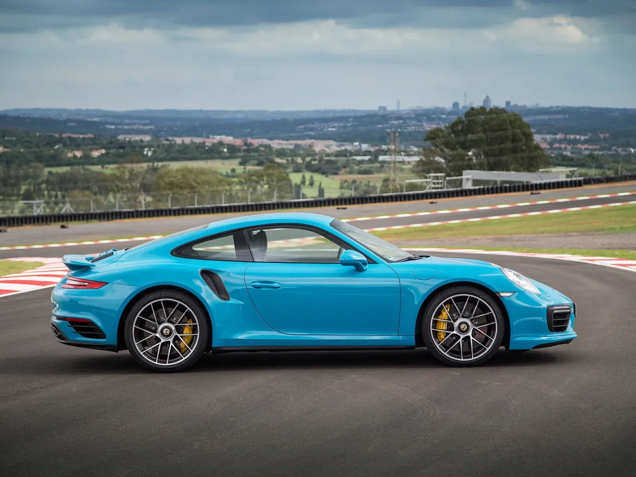 Porsche 911 Turbo S (2016) – boční profil