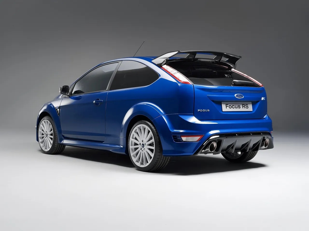 Ford Focus RS (2009) – zadní tříčtvrteční pohled