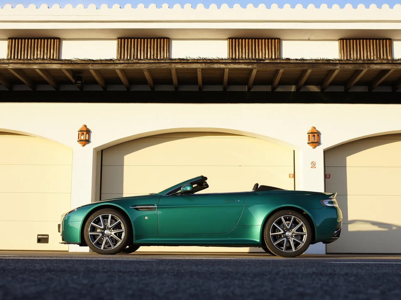 Aston Martin V8 Vantage S Roadster (2012) – boční profil