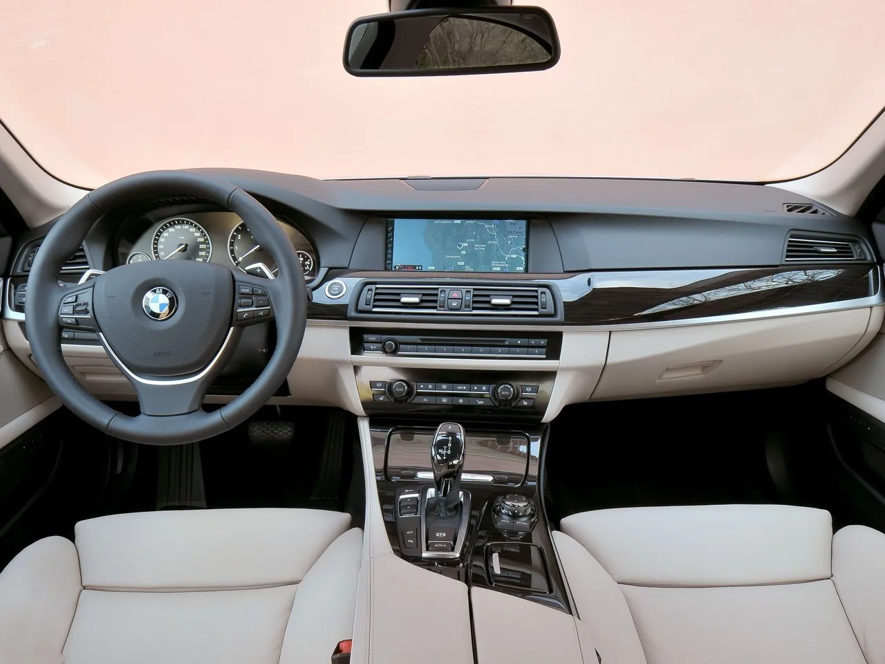 BMW 5 ActiveHybrid (2013) – interiér
