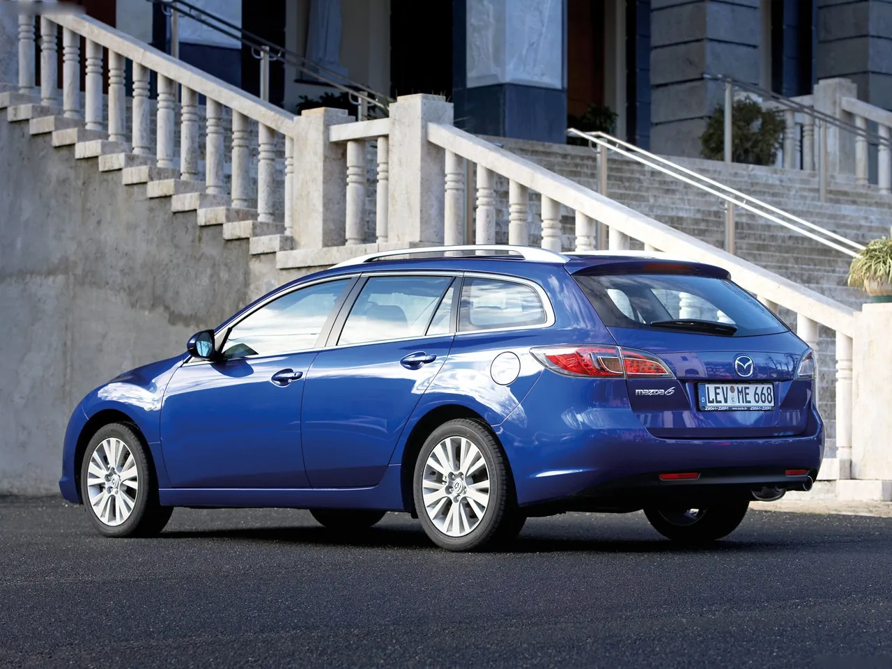 Mazda 6 Wagon (2008) – zadní tříčtvrteční pohled