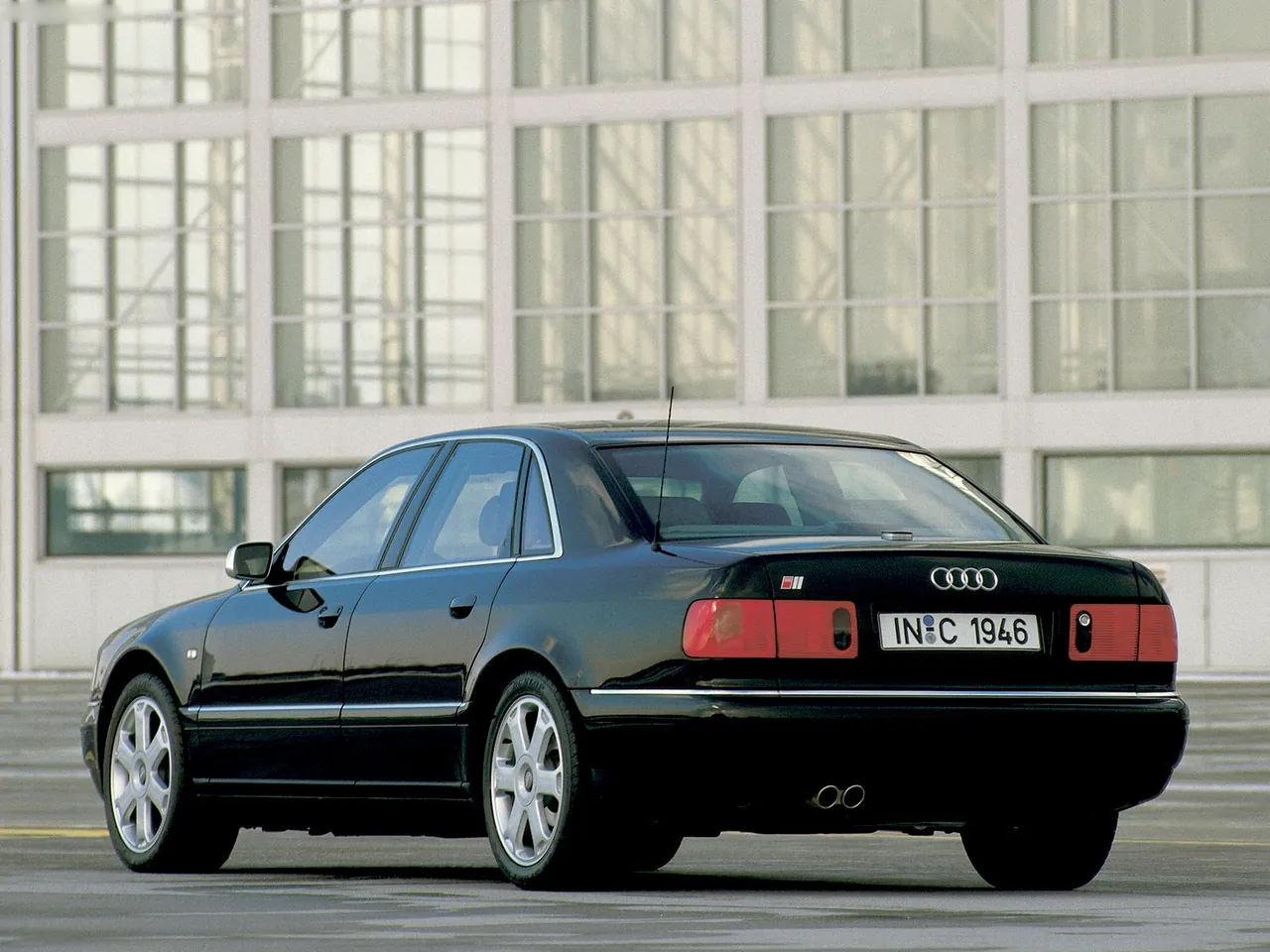 Audi S8 (1999) – zadní tříčtvrteční pohled