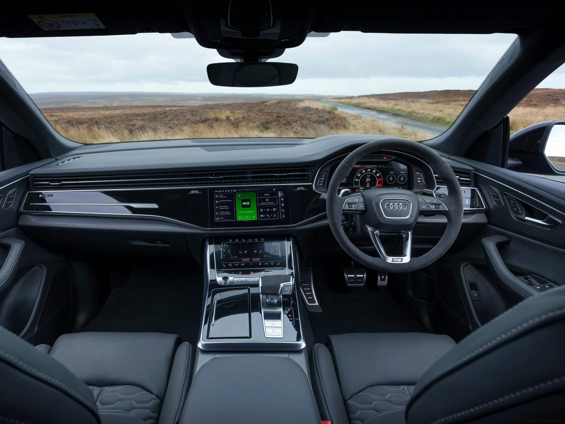 Audi RS Q8 [UK] (2025) – interiér