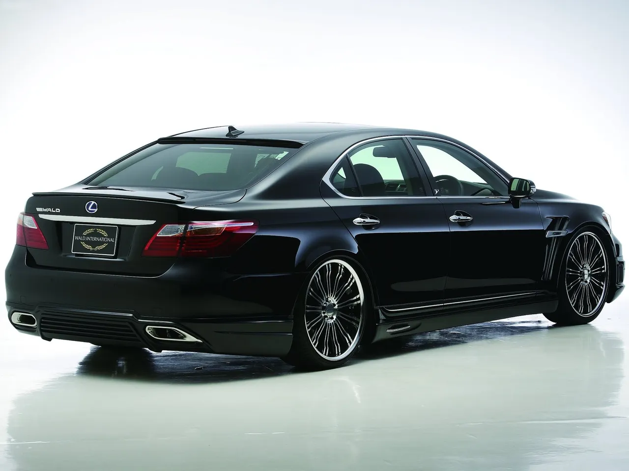 Wald Lexus LS600h (2010) – zadní tříčtvrteční pohled