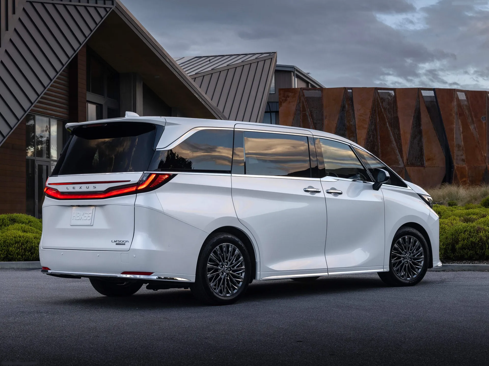 Lexus LM (2024) – zadní tříčtvrteční pohled