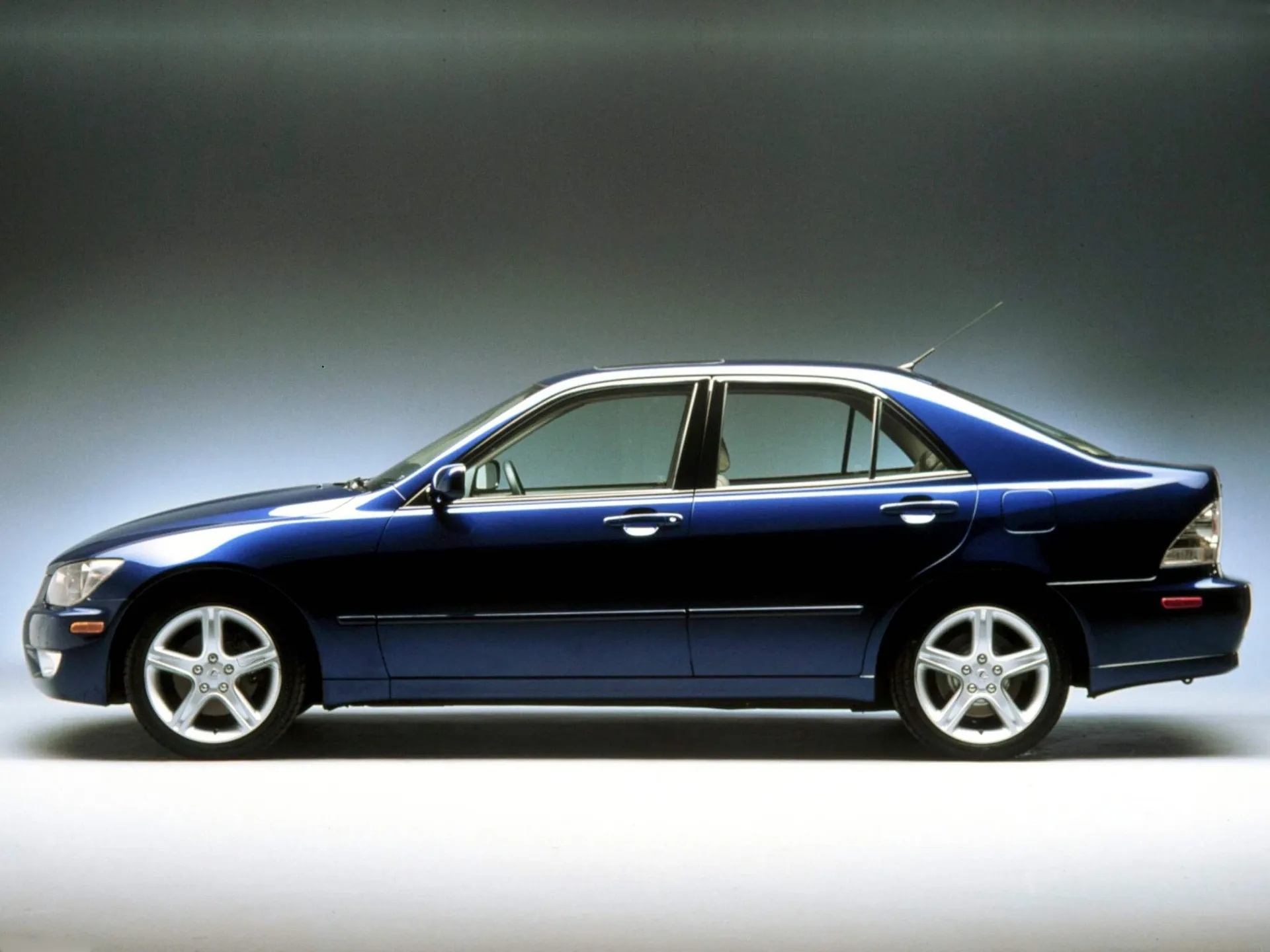 Lexus IS 300 (2001) – boční profil