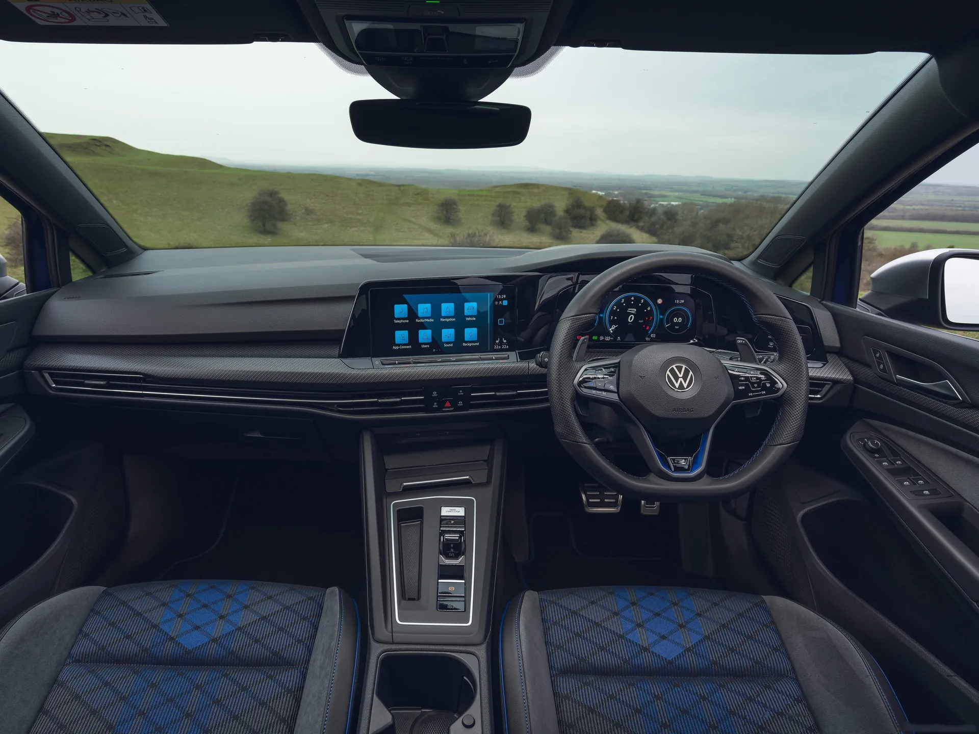 Volkswagen Golf R [UK] (2022) – interiér