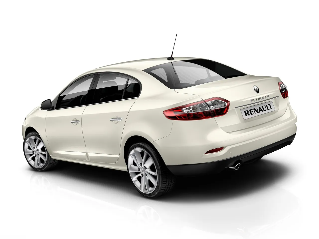 Renault Fluence (2013) – zadní tříčtvrteční pohled