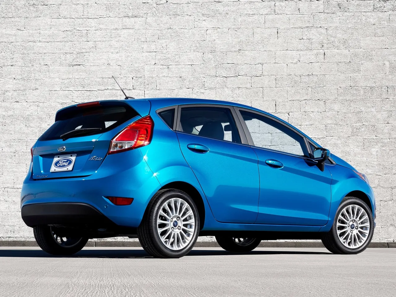 Ford Fiesta (2014) – zadní tříčtvrteční pohled