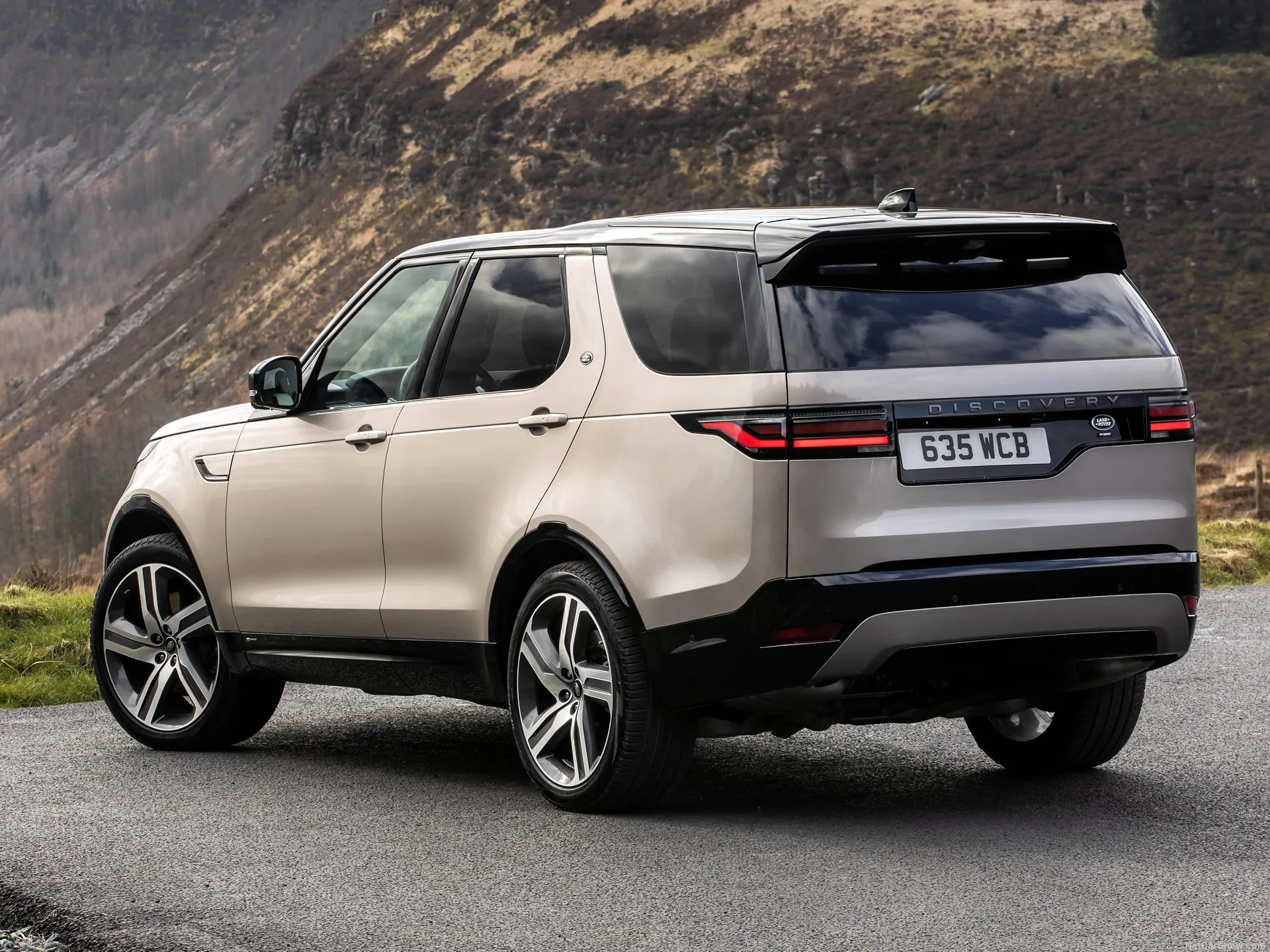 Land Rover Discovery (2021) - Rear Three-Quarter