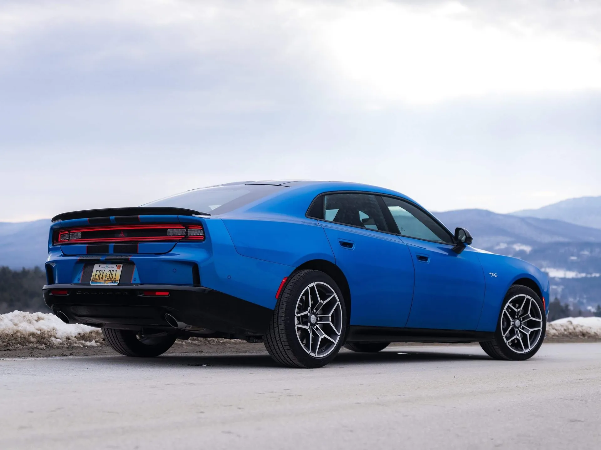 Dodge Charger Sedan SIXPACK (2026) – zadní tříčtvrteční pohled