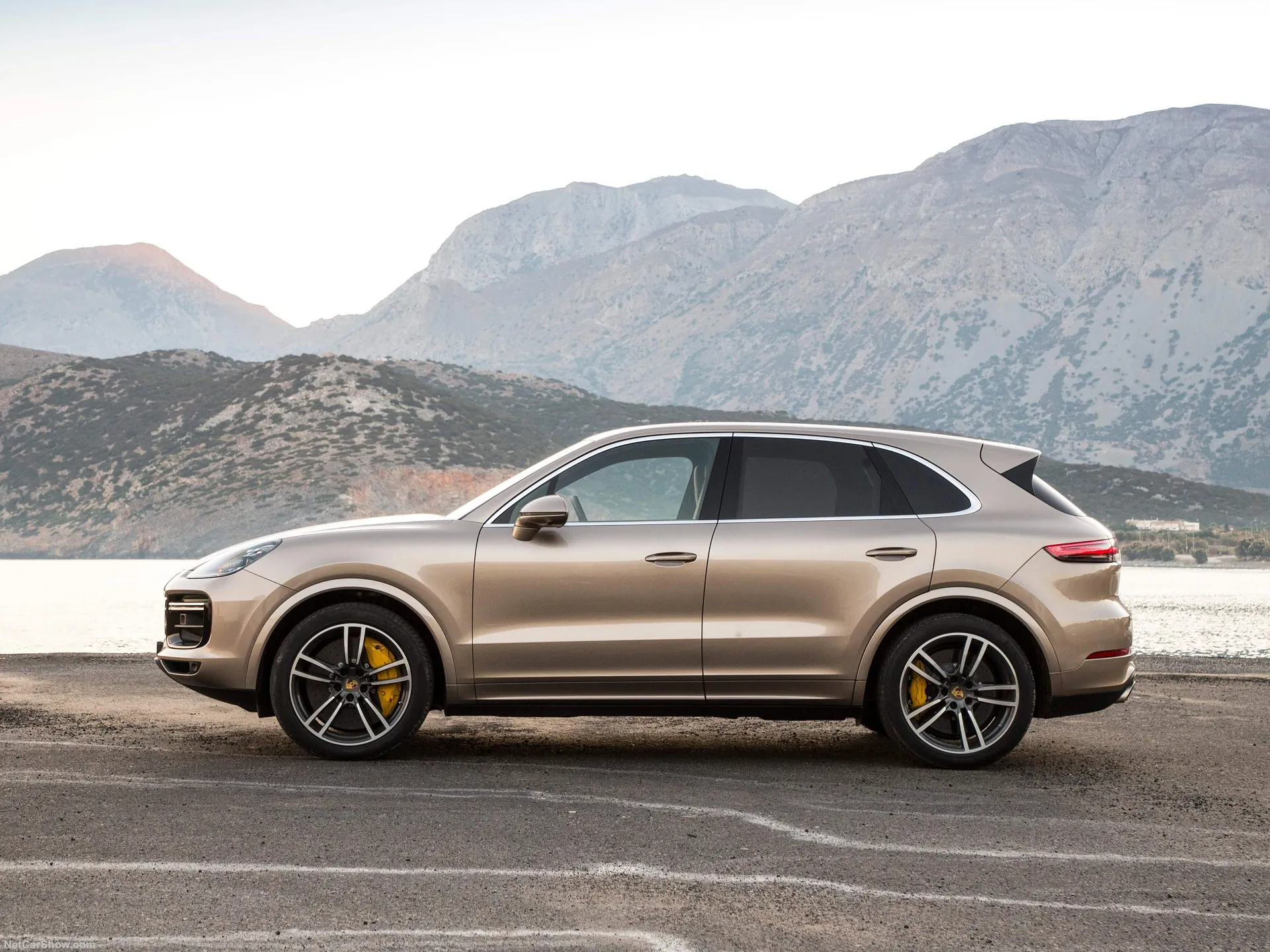 Porsche Cayenne Turbo (2018) – boční profil