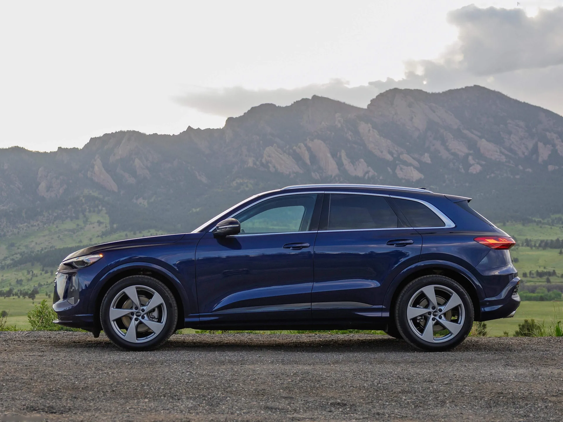 Audi Q5 [US] (2025) – boční profil