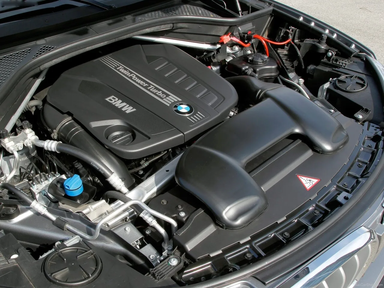 BMW X5 (2014) – motorový prostor