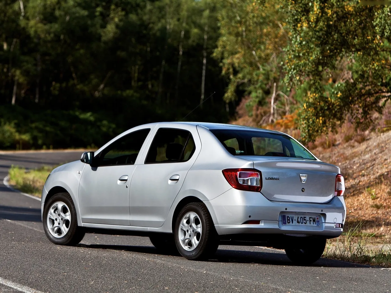 Dacia Logan (2013) – zadní tříčtvrteční pohled