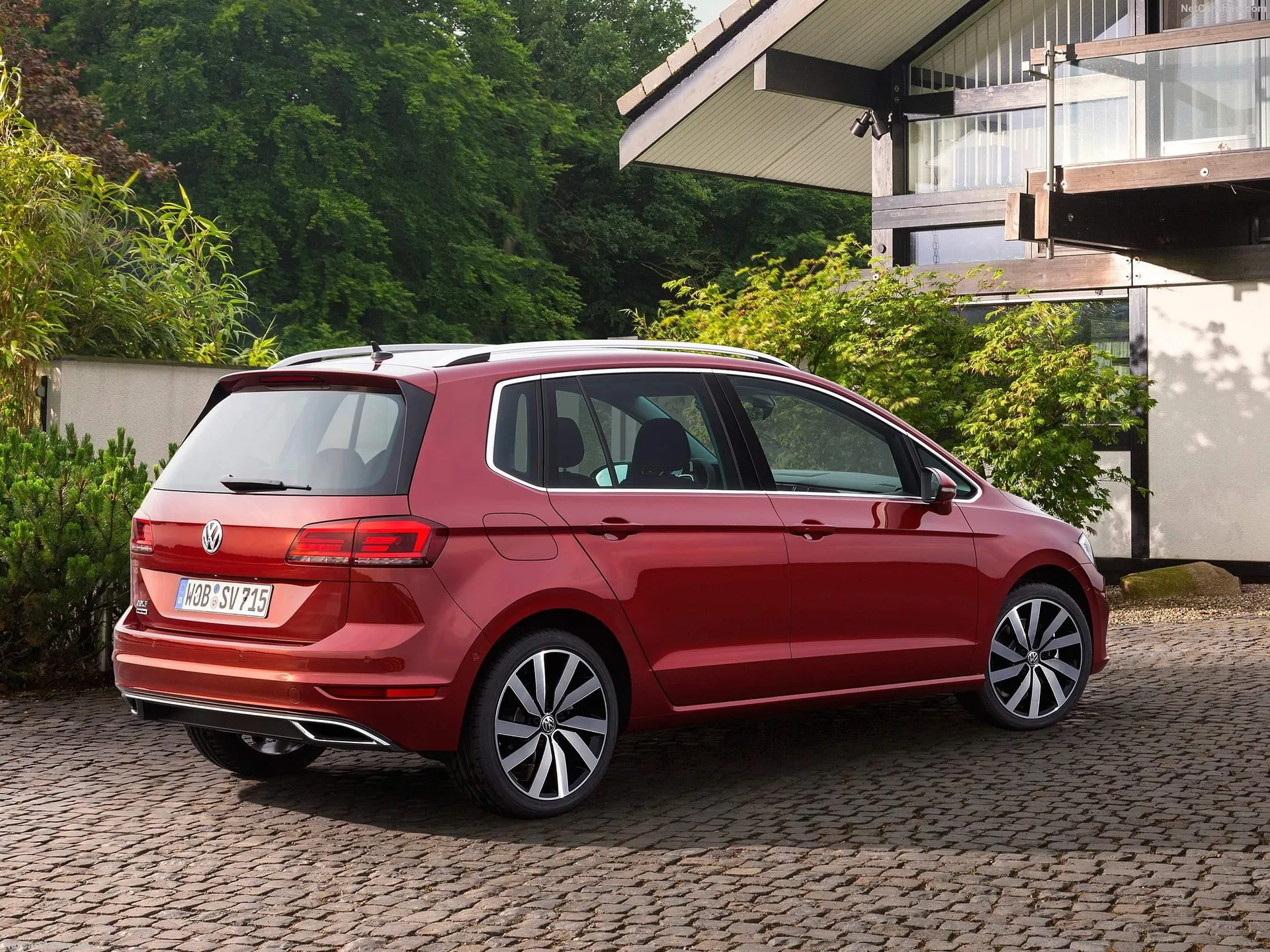 Volkswagen Golf Sportsvan (2018) - Rear Three-Quarter