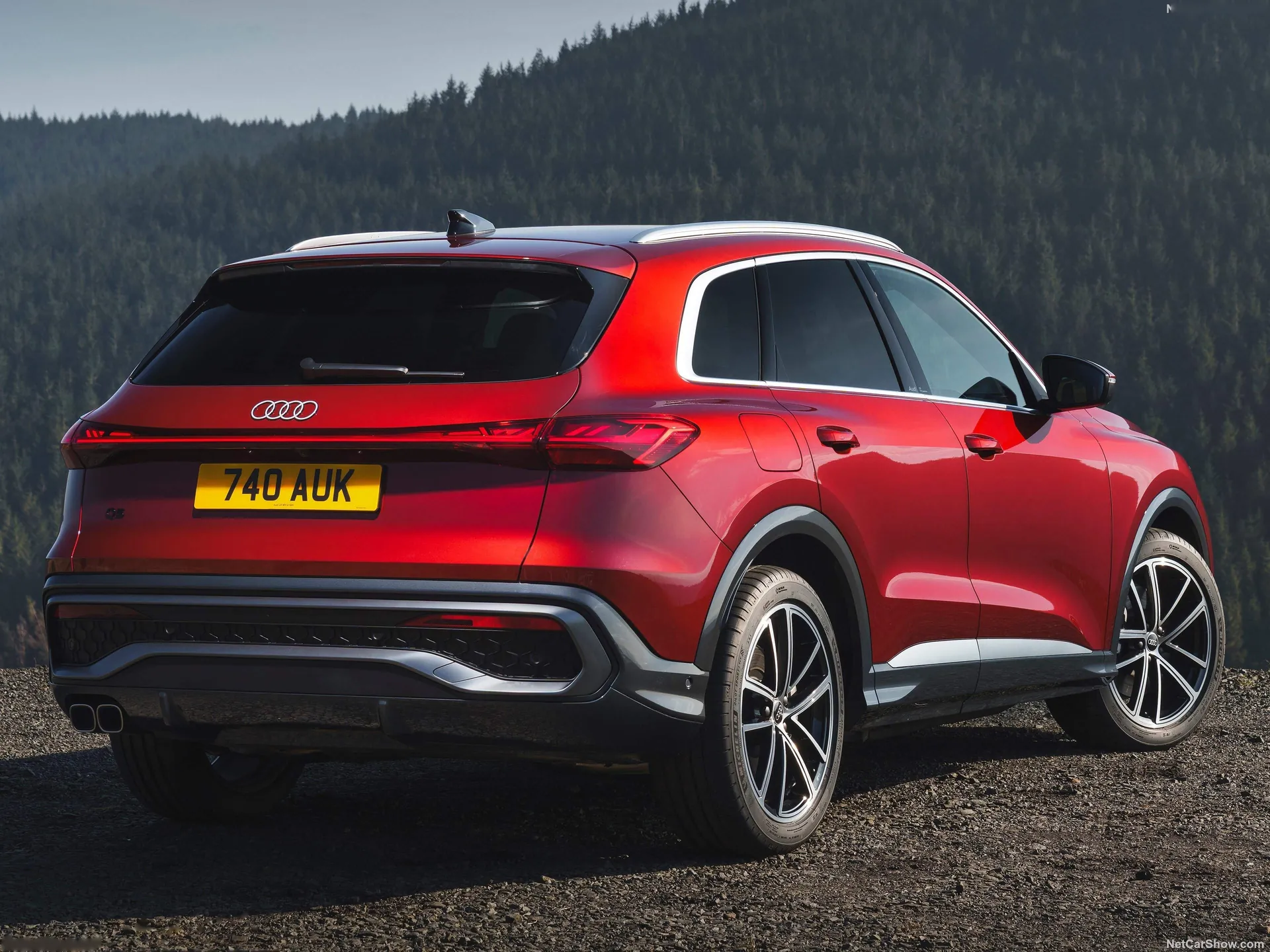 Audi Q5 [UK] (2025) – zadní tříčtvrteční pohled