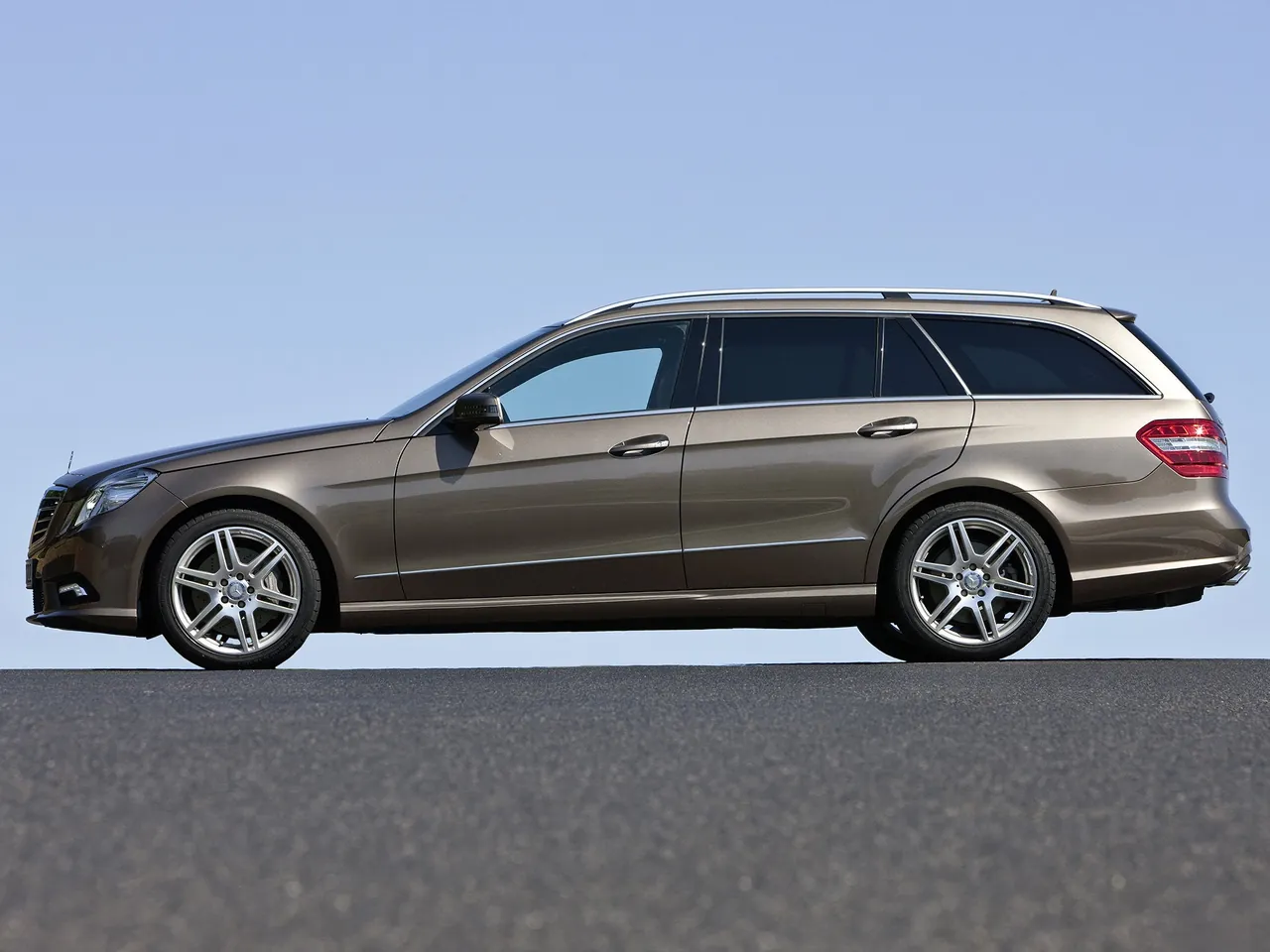Mercedes-Benz E-Class Estate (2010) – boční profil