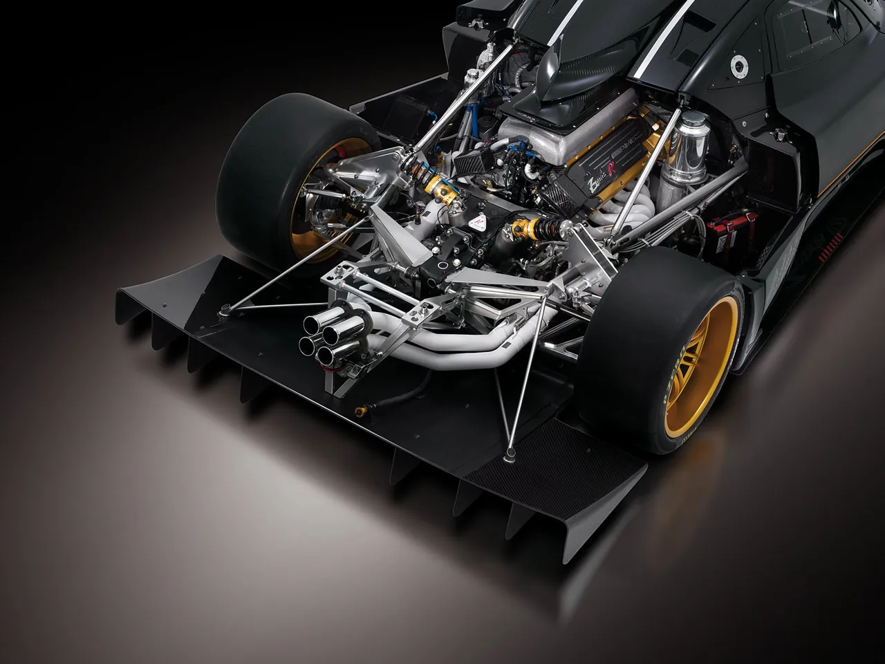 Pagani Zonda R (2009) – motorový prostor