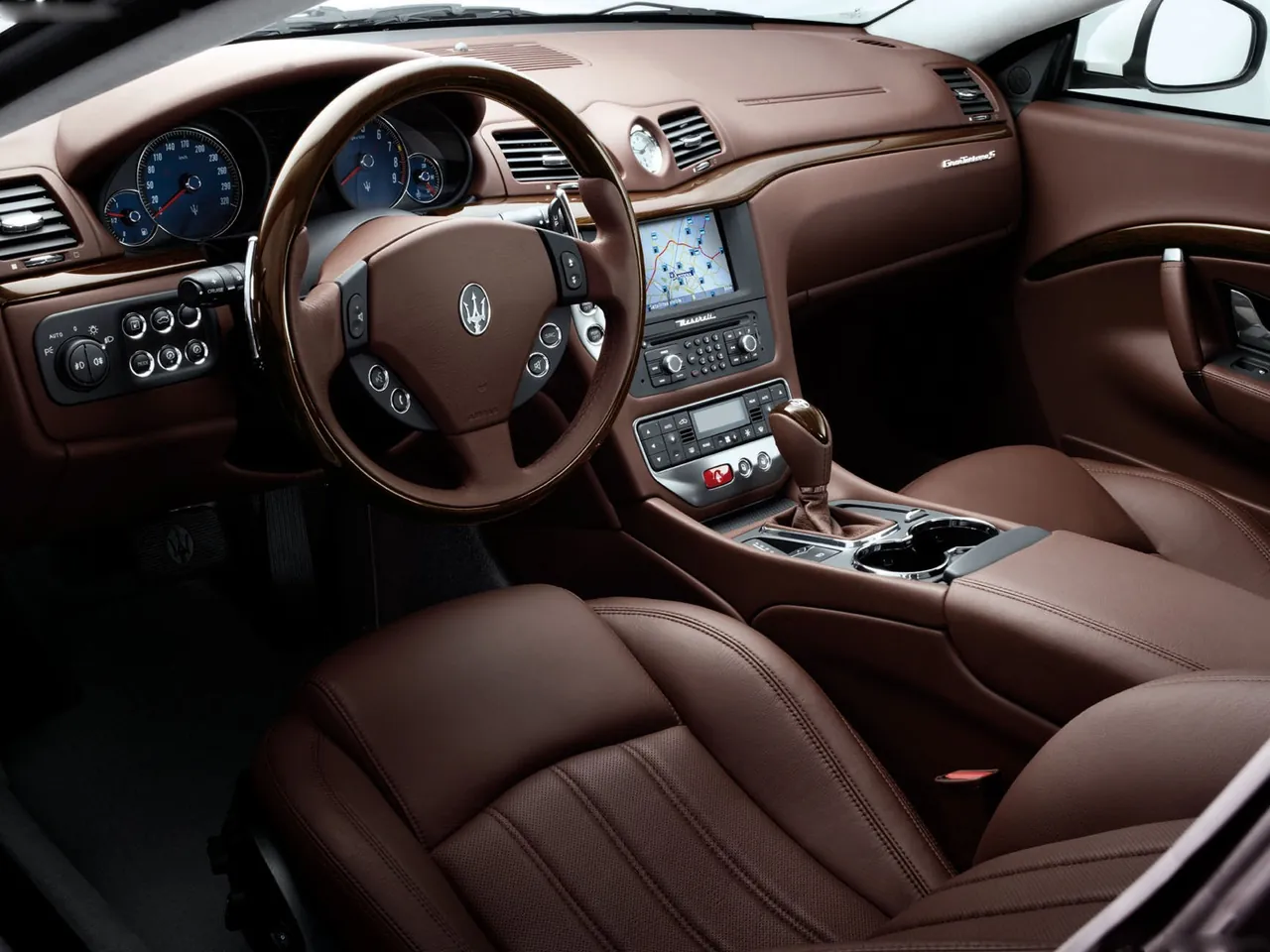 Maserati GranTurismo S Automatic (2010) – interiér