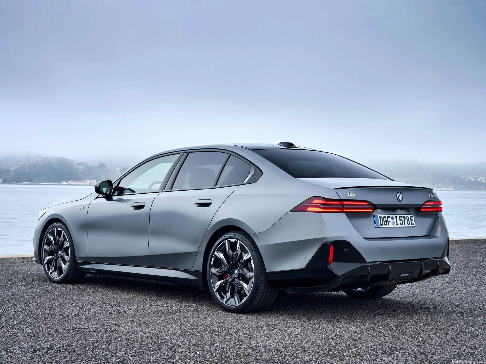 BMW i5 M60 (2024) – zadní tříčtvrteční pohled