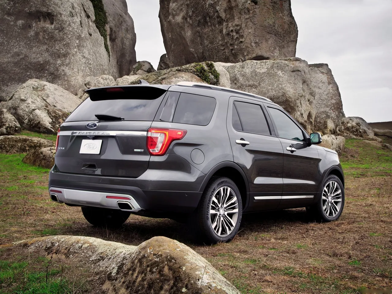 Ford Explorer (2016) – zadní tříčtvrteční pohled