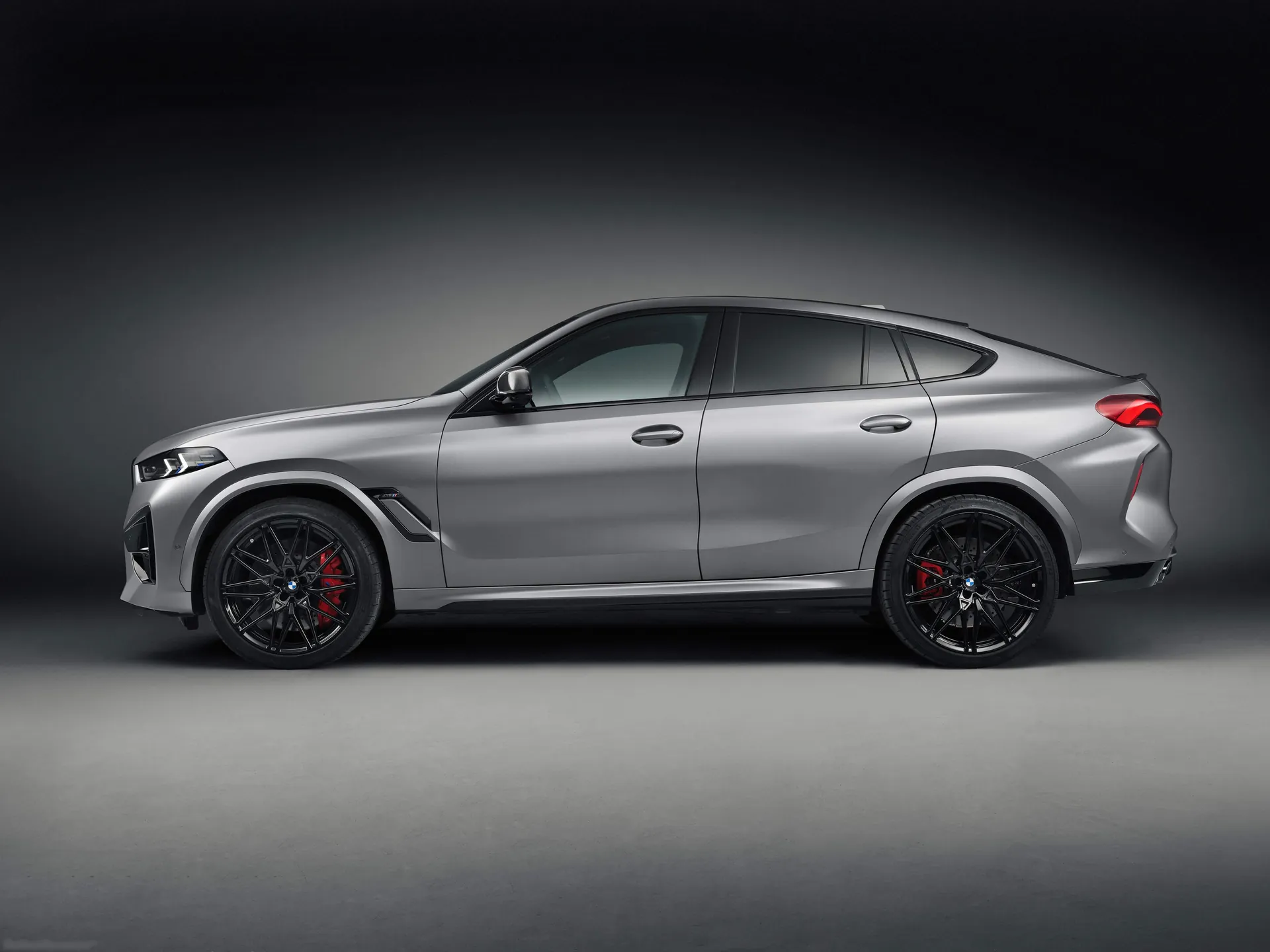 BMW X6 M Competition (2024) – boční profil