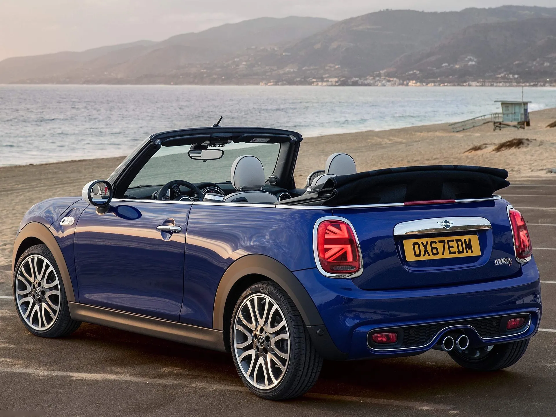 Mini Cooper S Convertible (2019) – zadní tříčtvrteční pohled