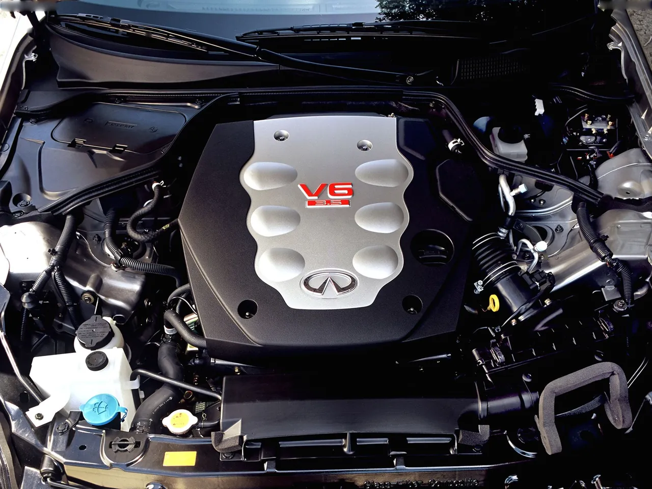 Infiniti G35 Sport Coupe (2003) – motorový prostor
