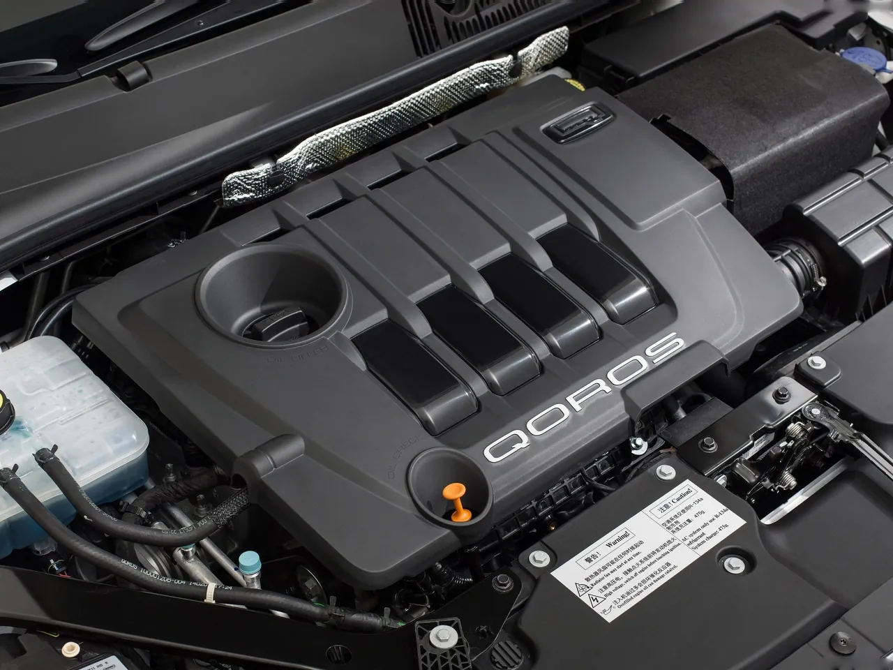 Qoros 3 City SUV 1.6T (2015) – motorový prostor